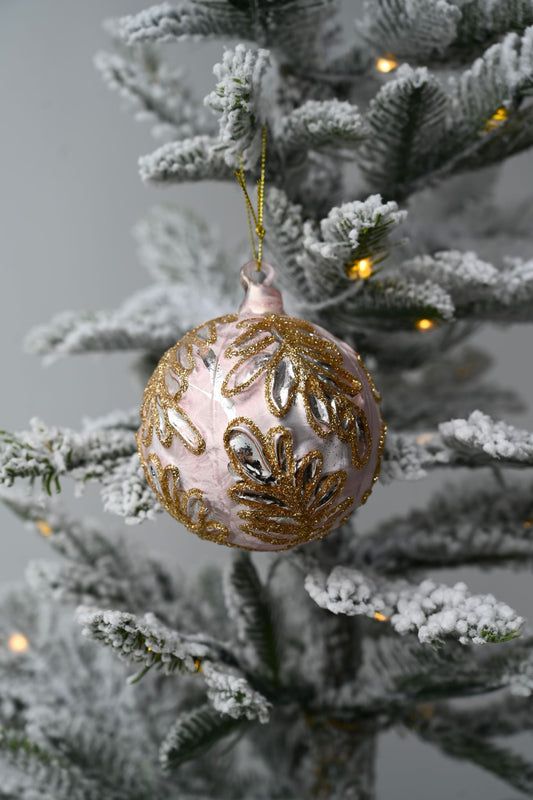 Rosa Christbaumkugel mit goldenen Blättern