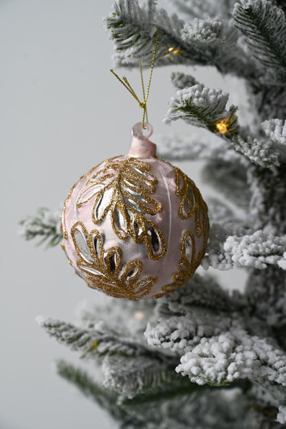 Boule de Noël rose avec feuilles dorées