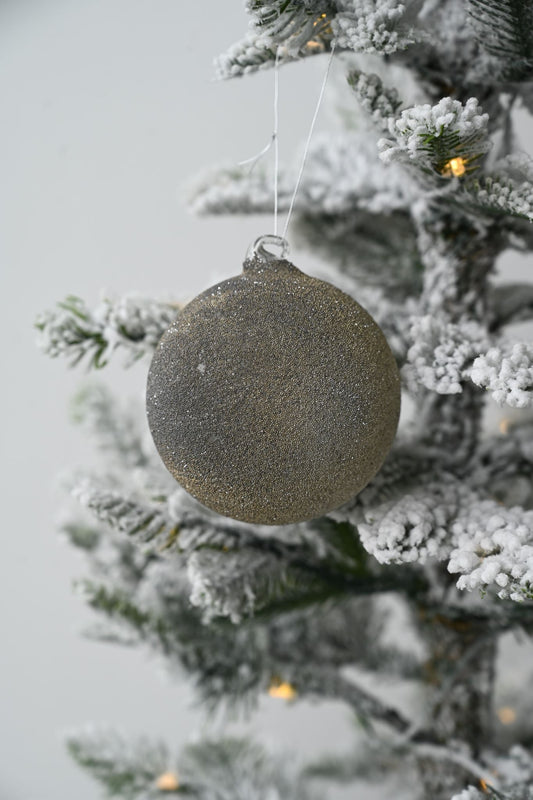 Boule de Noël en perles argentées mates