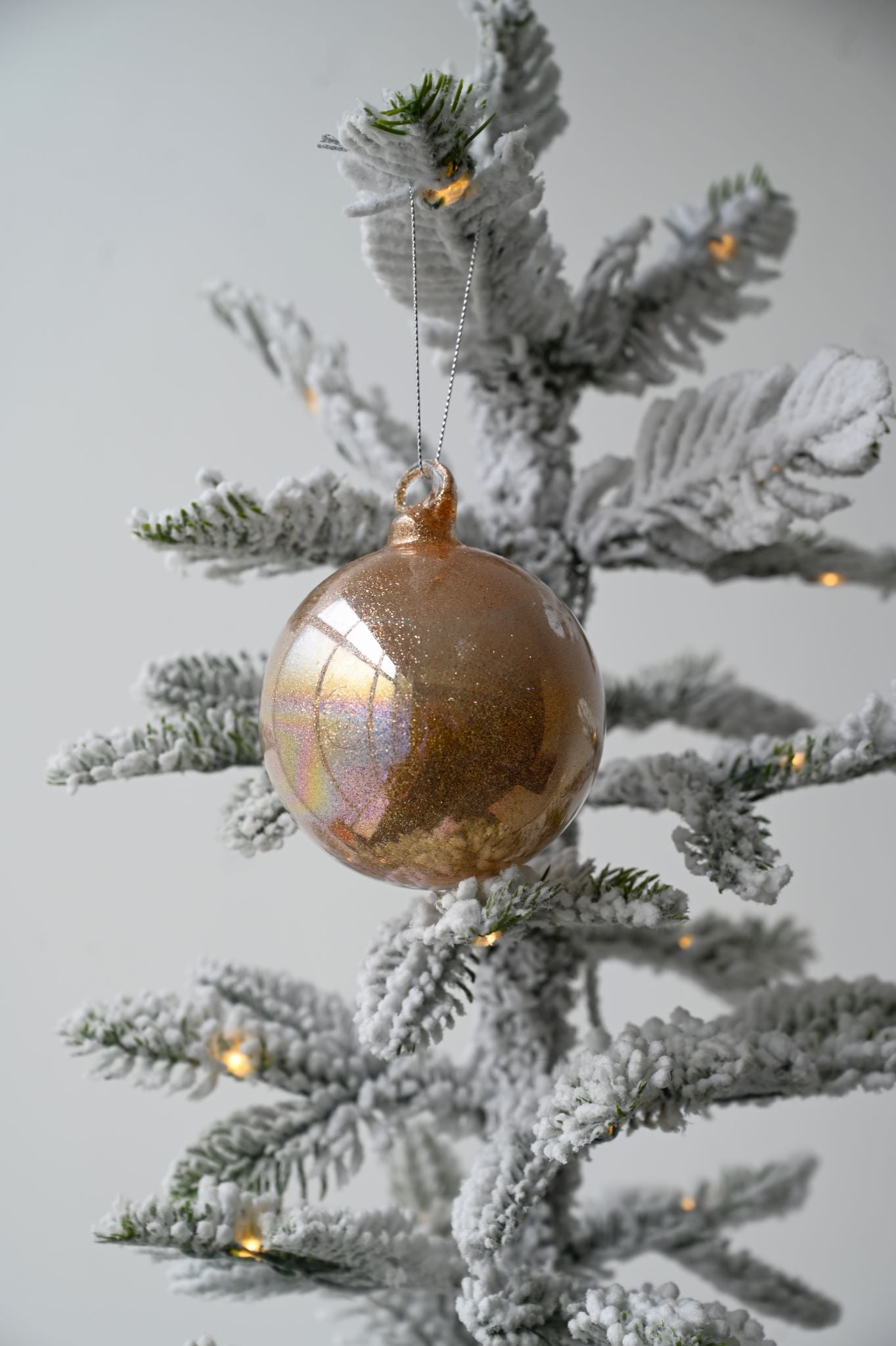 Champagnerfarbene Glanzkugel