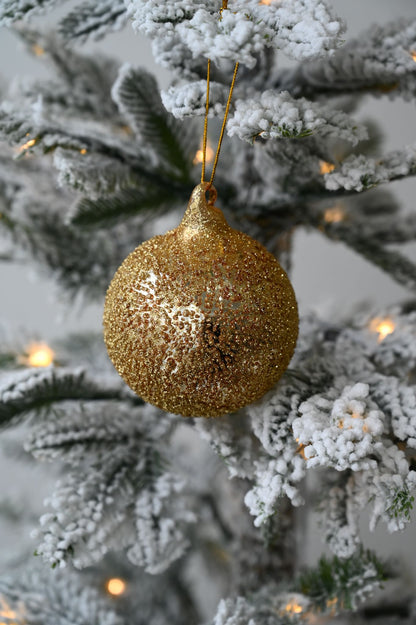 Goldglitzernde Christbaumkugel