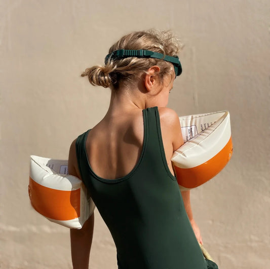Set aus zwei orangefarbenen Armbändern 