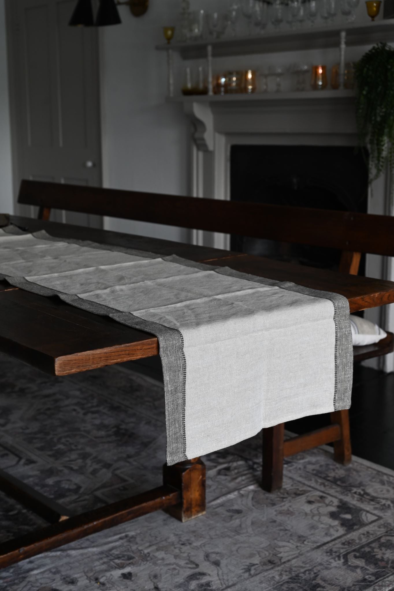Tischläufer aus Leinen mit metallischem Rand