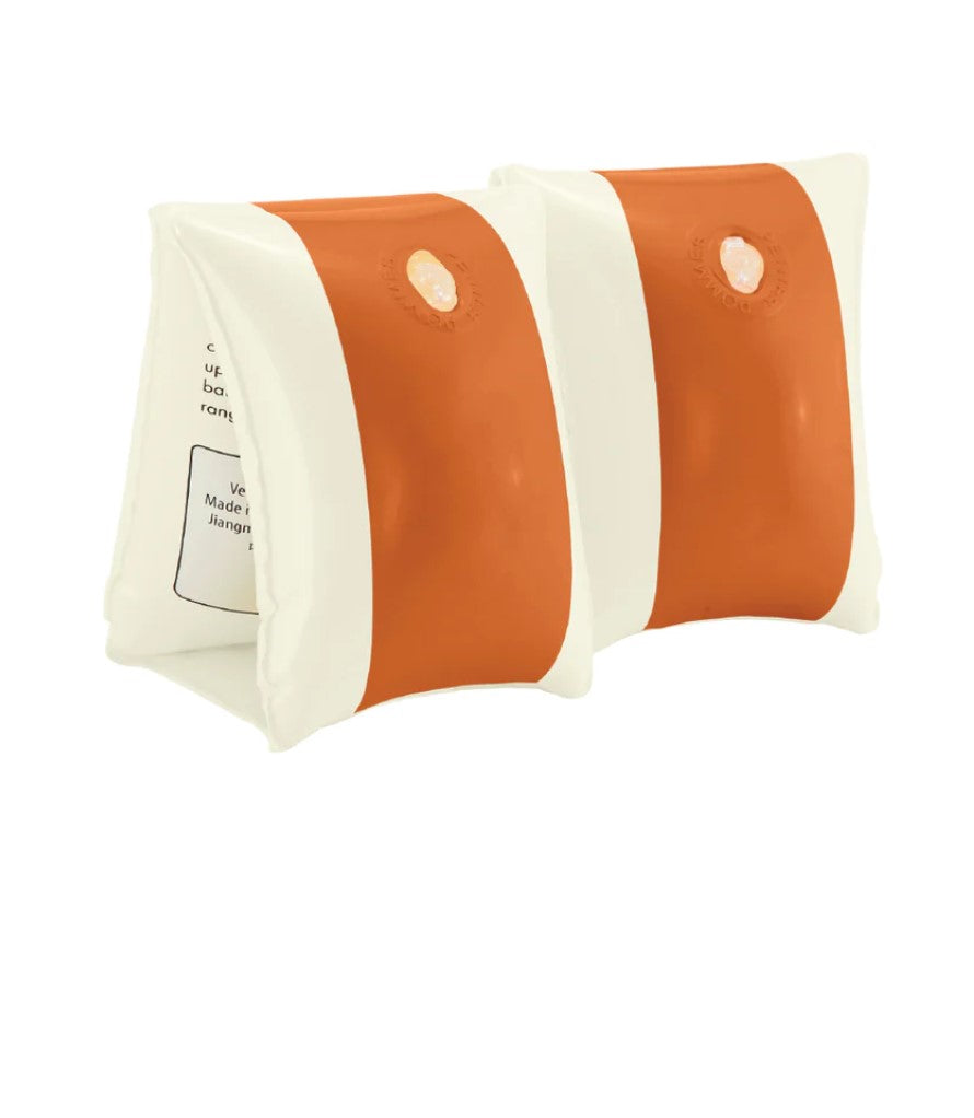 Set aus zwei orangefarbenen Armbändern 