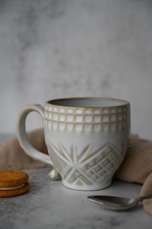 Beige gemusterte Tasse
